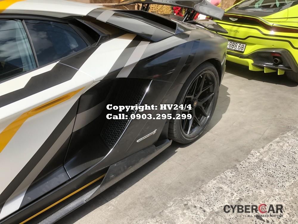 Người nhập đồ độ cho chiếc siêu xe Lamborghini Aventador S LP740-4 độc nhất Việt Nam của doanh nhân quận 12 còn cho biết chi phí vận chuyển các món đồ về Việt Nam là 3.000 đô la, tương đương 69,5 triệu đồng.