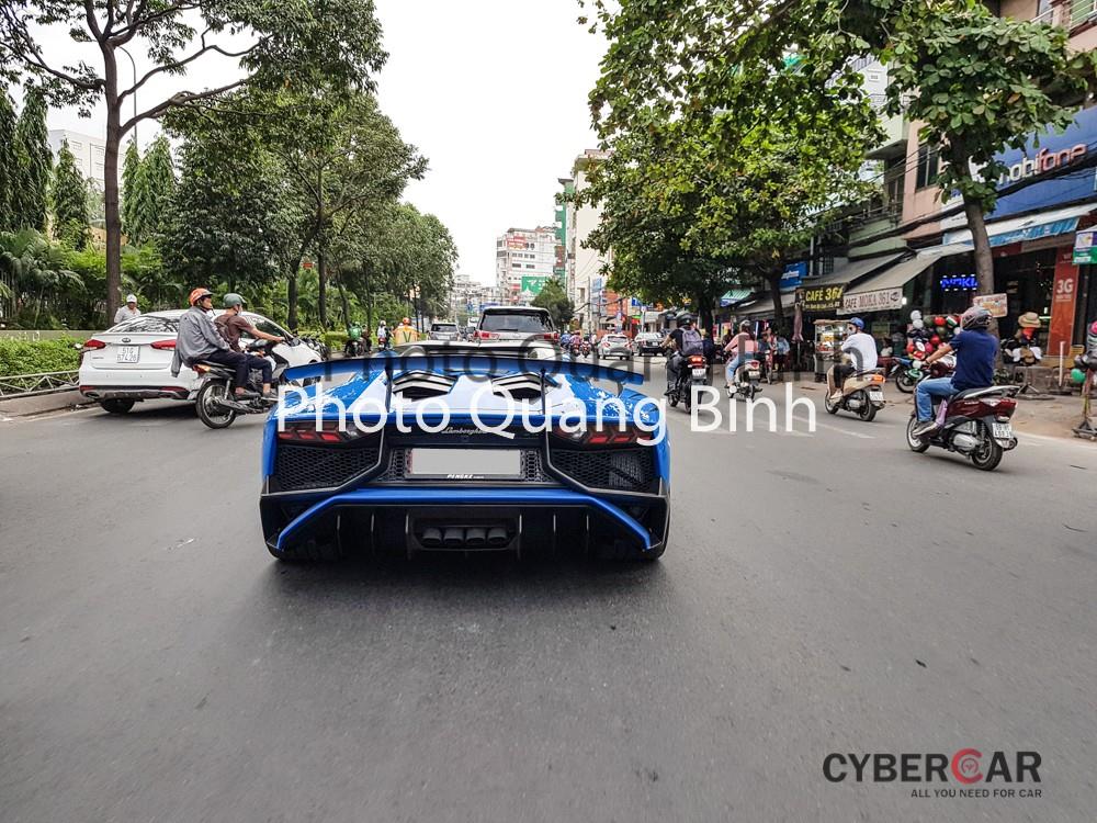 Ngoại thất siêu xe Lamborghini Aventador LP750-4 SV Roadster thứ 2 về Việt Nam sở hữu màu sơn xanh Lemans rất cá tính và nổi bật. Đây là chiếc Lamborghini thứ 2 ở dải đất hình chữ S có màu Blue Lemans. Mẫu xe đầu tiên là Lamborghini Aventador LP700-4 độ Liberty Walk hiện đang thuộc sở hữu của doanh nhân Vũng Tàu.