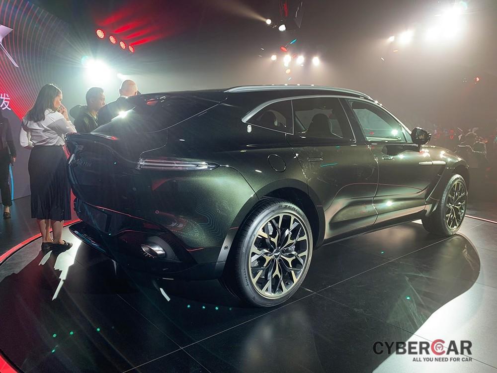 Aston Martin DBX 2020 được trang bị đèn hậu giống Vantage và DB11