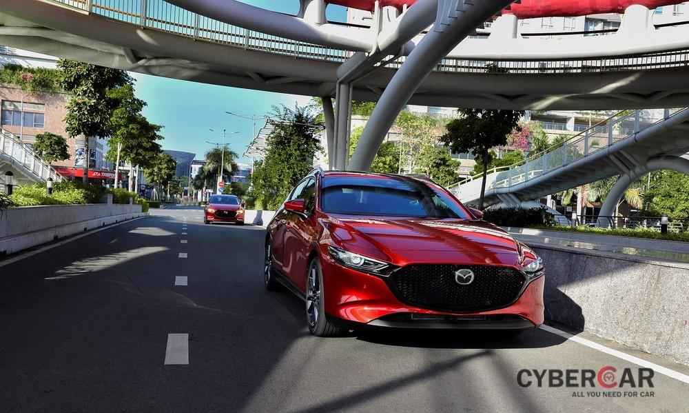 Mức giá 919/ 939 triệu đồng của Mazda3 Premium bị người dùng đánh giá là khó tiếp cận