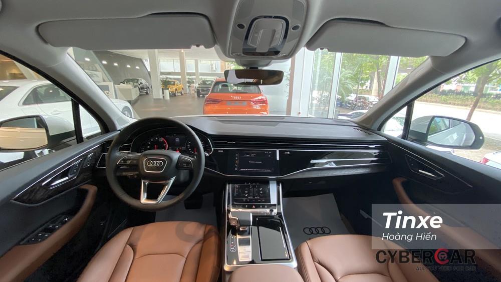 Không gian khoang lái của Audi Q7 2020 tạo cảm giác liền mạch, đơn giản, tinh tế và không kém phần hiện đại.