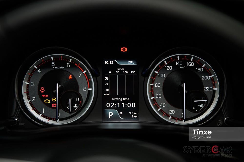 Khác với Suzuki Ertiga, bảng đồng hồ của Suzuki XL7 2020 hiện đại, bắt mắt và hiển thị được nhiều thông tin hơn