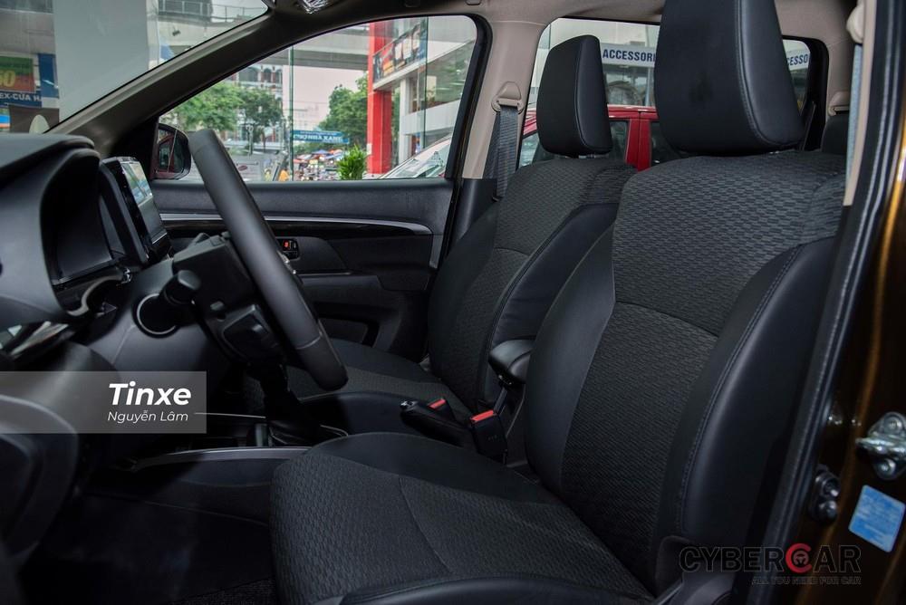 Nhắm tới yếu tố giá rẻ nên các hàng ghế của Suzuki XL7 chỉ được bọc nỉ, hàng ghế đầu có bệ tựa tay