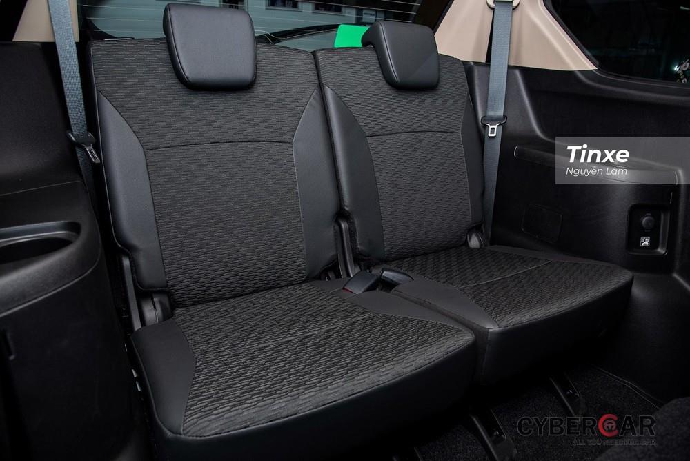 Với chiều dài cơ sở ở mức 2.740 mm, hàng ghế thứ 3 của Suzuki XL7 2020 khá rộng rãi, thoải mái
