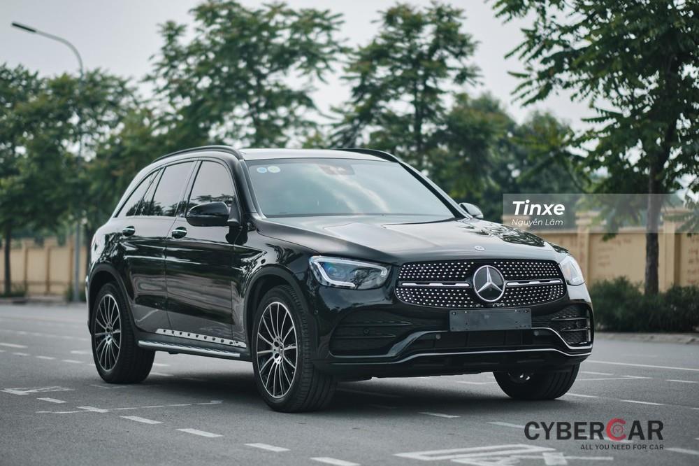 Mercedes-Benz GLC 300 4Matic 2020 hiện đã được chuyển sang lắp ráp trong nước, giá rẻ hơn bản nhập khẩu 200 triệu đồng nhưng bị lược bỏ bớt một số trang bị