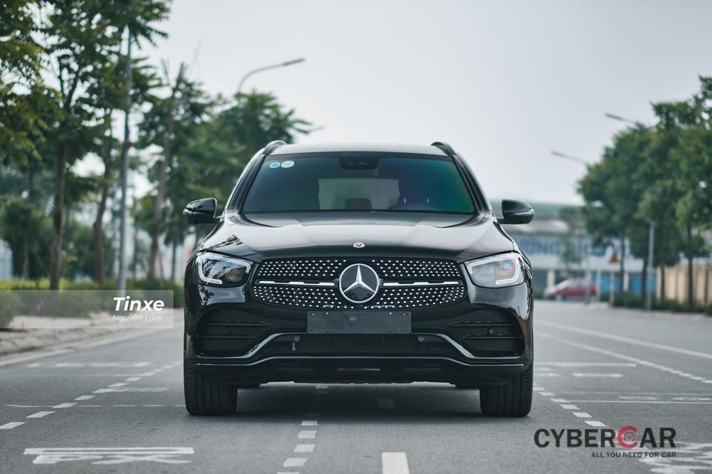 Khác với bản lắp ráp, Mercedes-Benz GLC 300 4Matic 2020 có nhiều chi tiết sơn đen, đem lại diện mạo có phần khỏe khoắn hơn