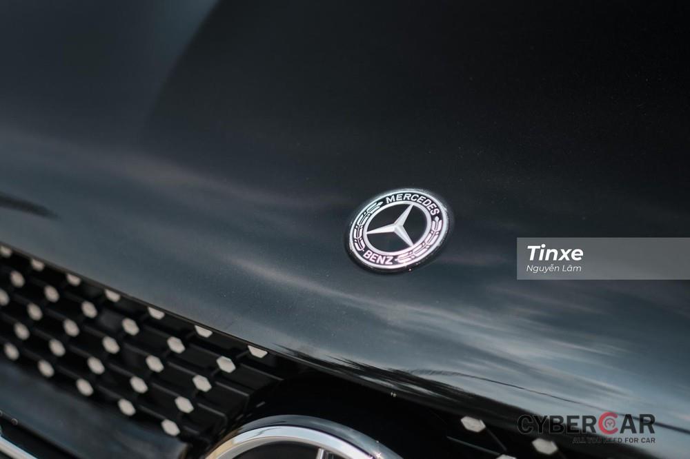 Logo Mercedes-Benz dạng chìm đặt trên nắp ca-pô