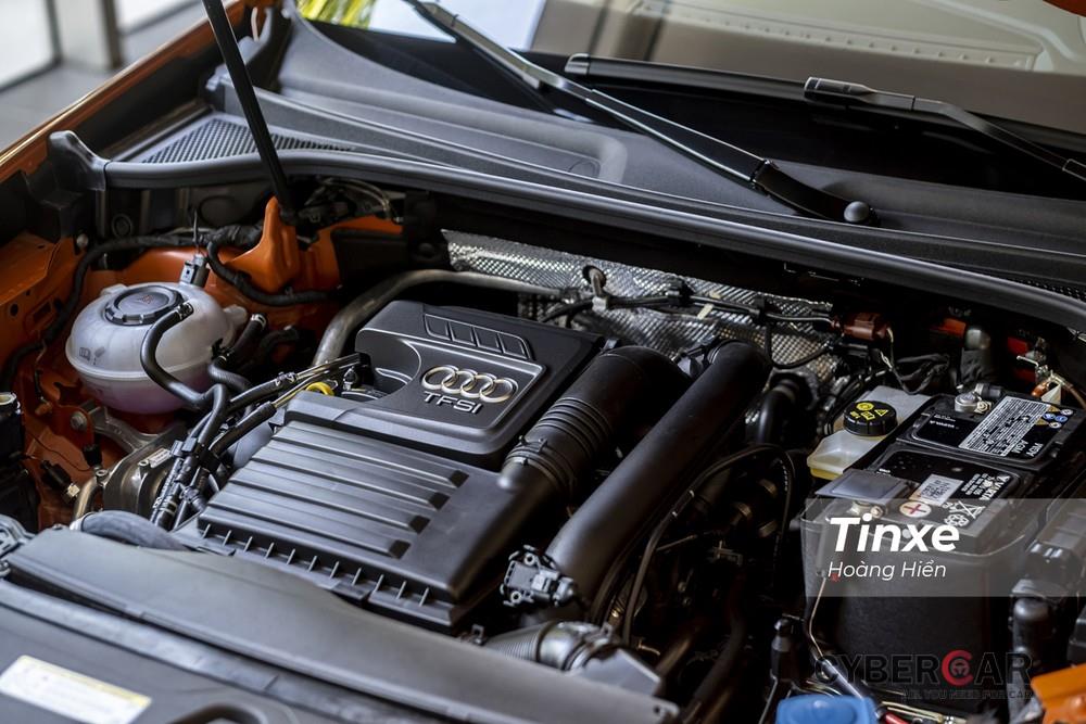 Khối động cơ TFSI 1.4L được đặt gọn gàng trong khoang máy của Audi Q3 2020.
