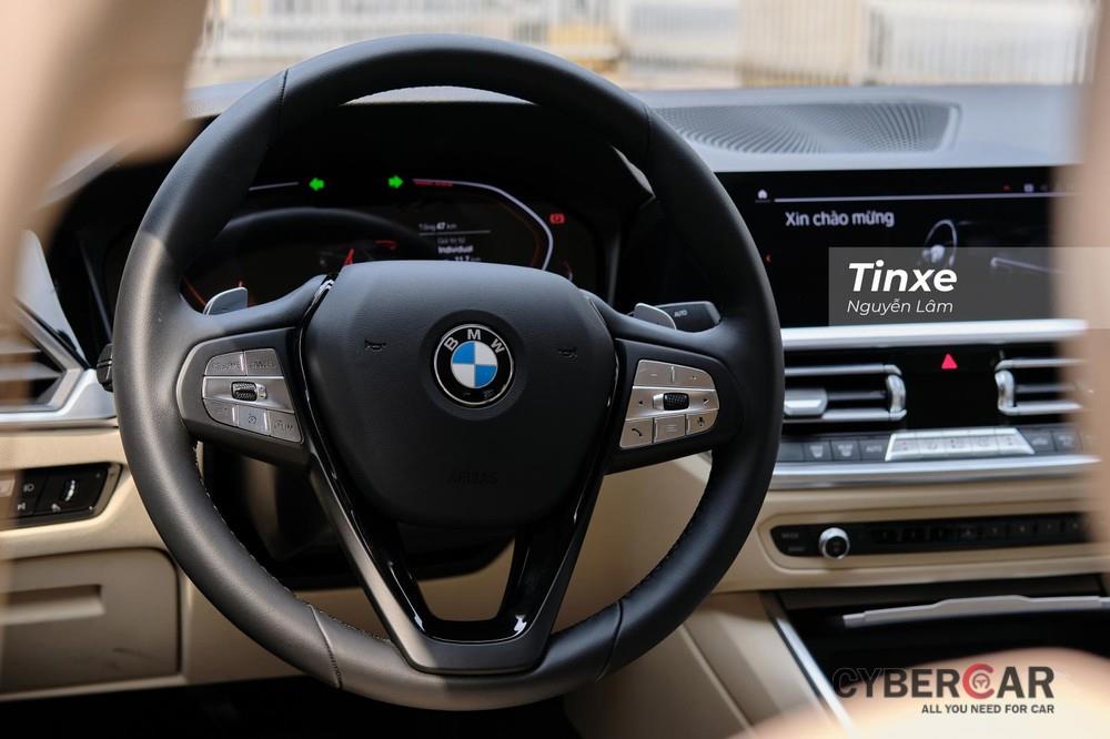 Vô lăng của BMW 320i Sport Line Plus 2020 được tích hợp đầy đủ phím điều khiển chức năng