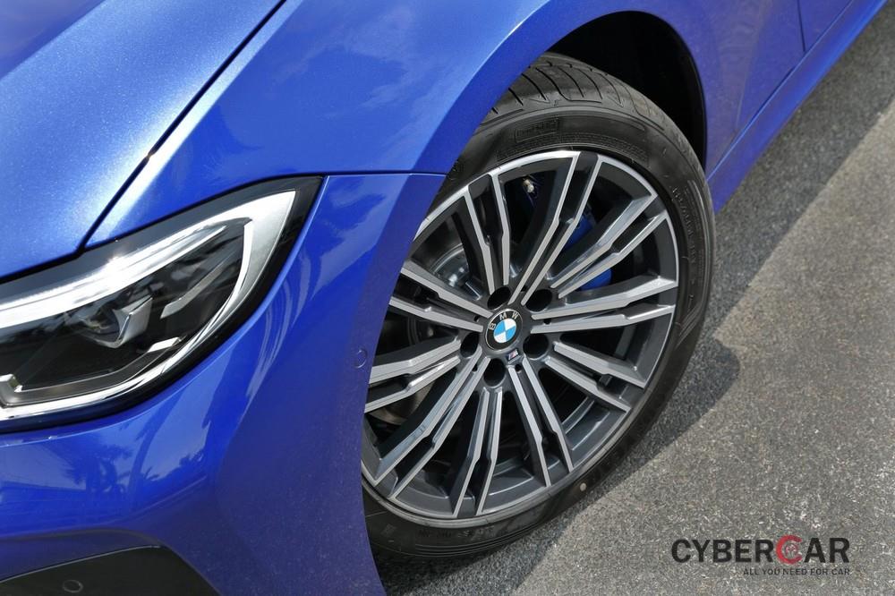 Mâm hợp kim M Sport kích thước 18 inch đi kèm lốp run-flat hoàn thiện ngoại thất thể thao của BMW 330i M Sport 2020