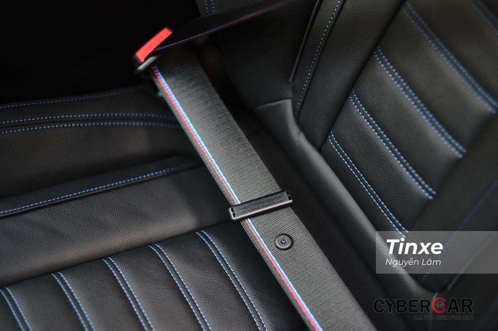 Nội thất của BMW 330i M Sport 2020 giờ có màu đen, ghế đổi sang loại thể thao với dây đai an toàn M Sport