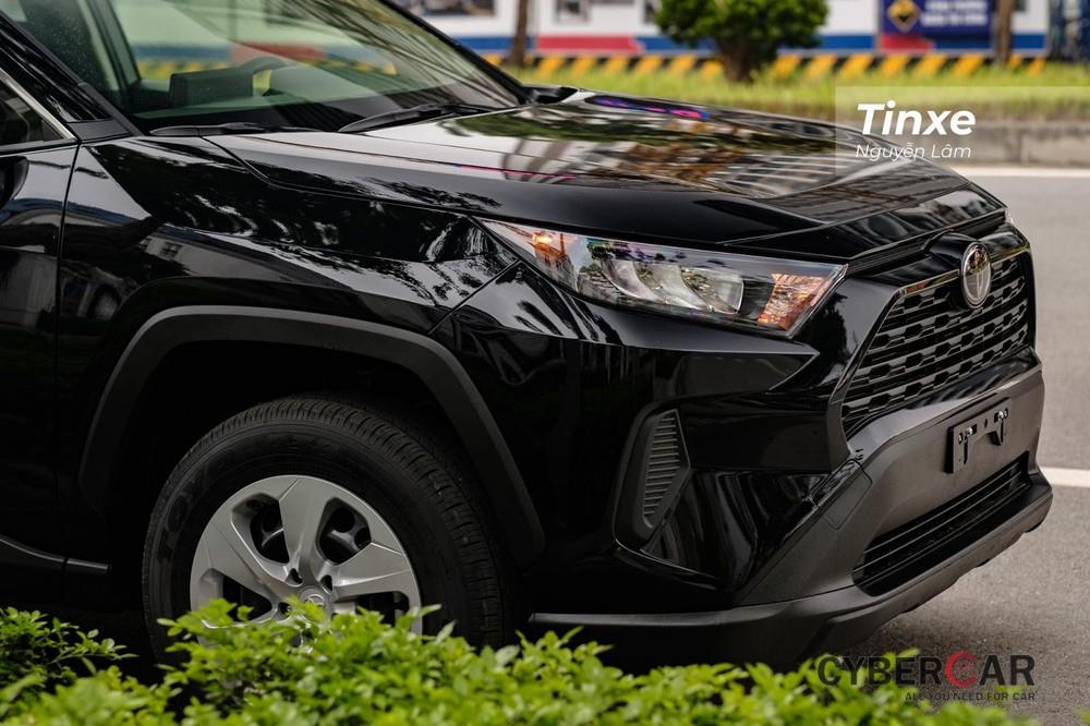 Những đường nét thiết kế cơ bắp chủ yếu tập trung vào phần đầu xe đem lại cho Toyota RAV4 2020 một diện mạo ấn tượng