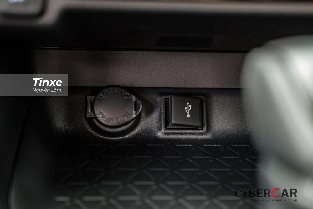 Cổng sạc và cổng kết nối USB ở hàng ghế phía trước nằm trong hộc để đồ phía dưới bảng điều khiển trung tâm