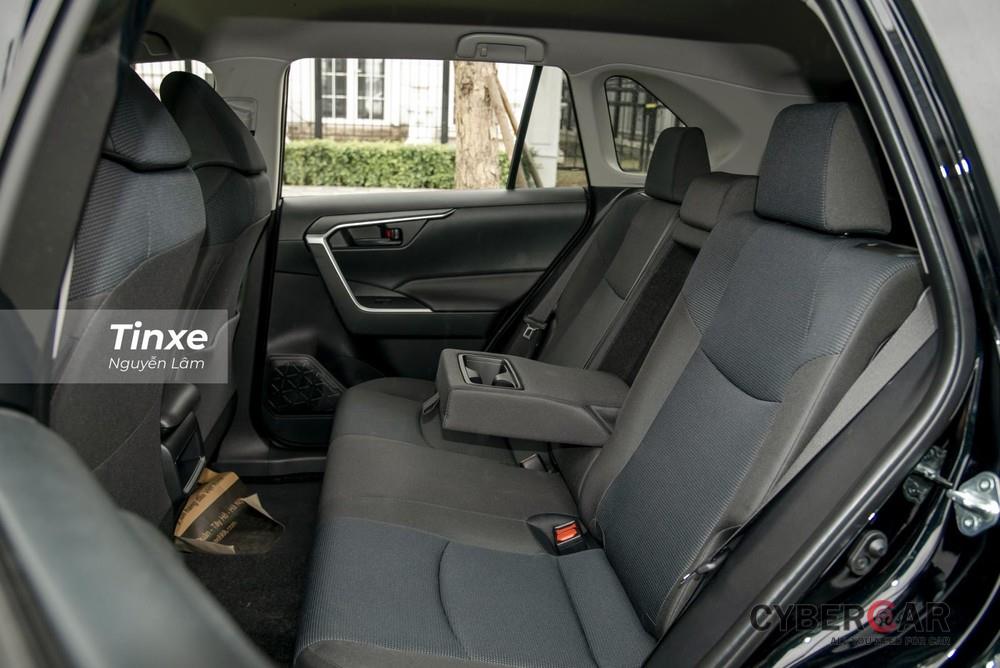 Hàng ghế thứ 2 của Toyota RAV4 2020 có thể gập 40:60