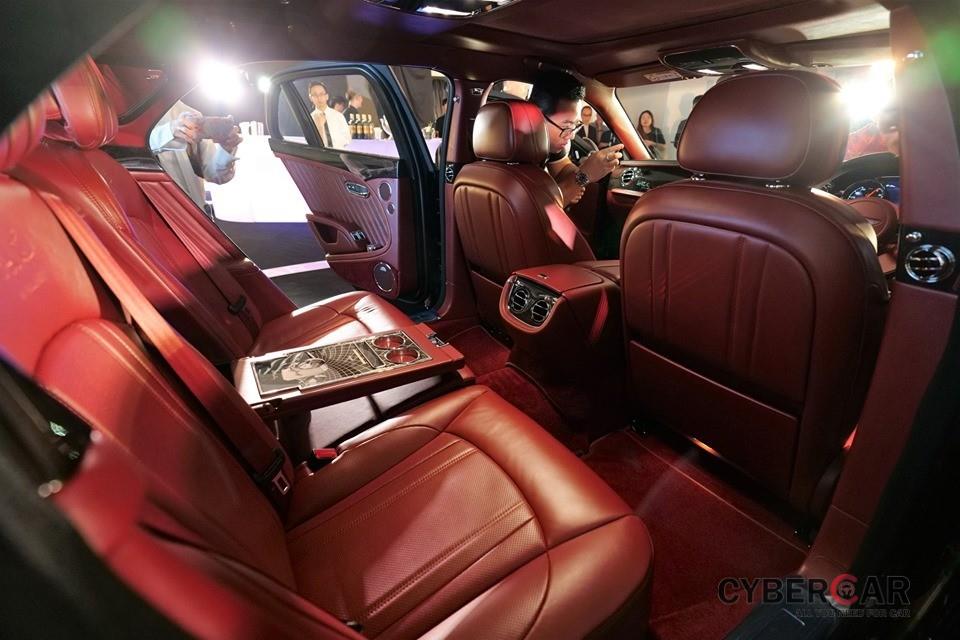 Cận cảnh nội thất của một chiếc xe siêu sang Bentley Mulsanne W.O. Edition. Có thể thấy nội thất bọc da màu đỏ toàn bộ từ ghế ngồi, trần xe đến thảm sàn