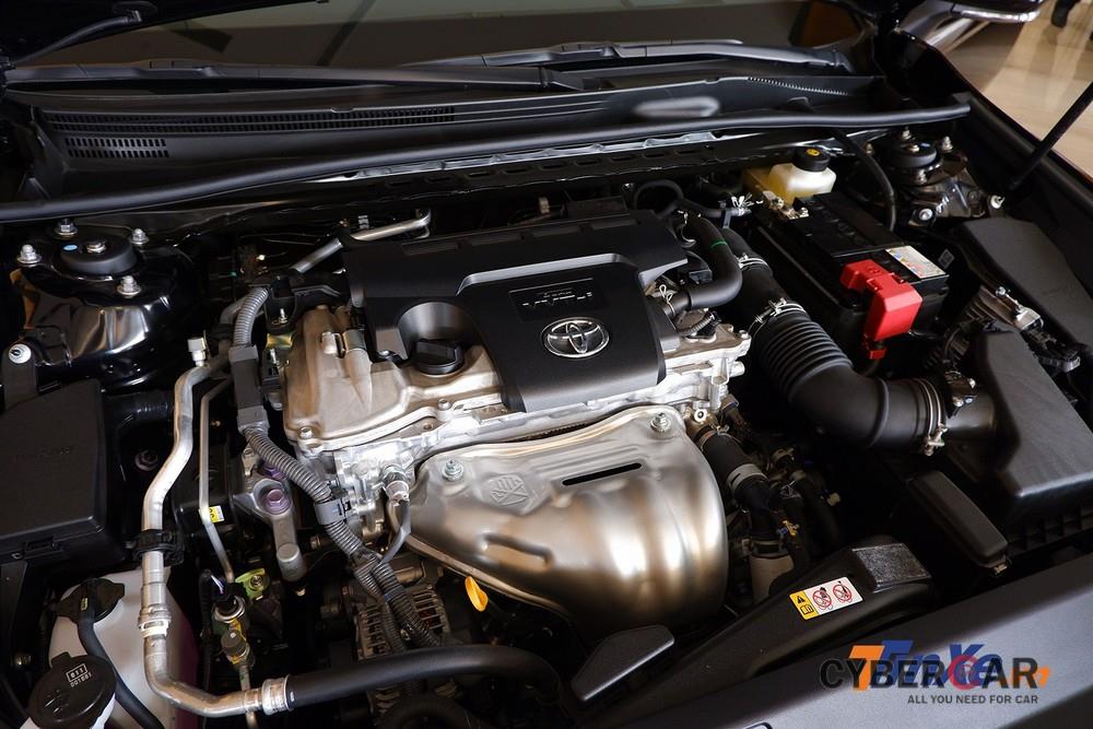 Vì chỉ là hút khí tự nhiên, Toyota Camry 2.5Q sẽ có nước đầu yếu hơn một chút so với Mercedes-Benz C 180 2020