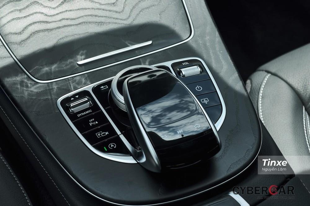 Touchpad đặc trưng của Mercedes-Benz