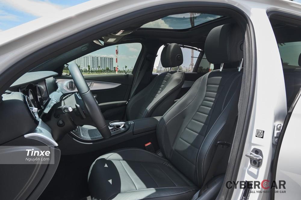 Mercedes-Benz E 200 Sport 2019 được trang bị cửa sổ trời toàn cảnh panorama, hàng ghế đầu có thiết kế kiểu thể thao với 2 cánh ôm lưng