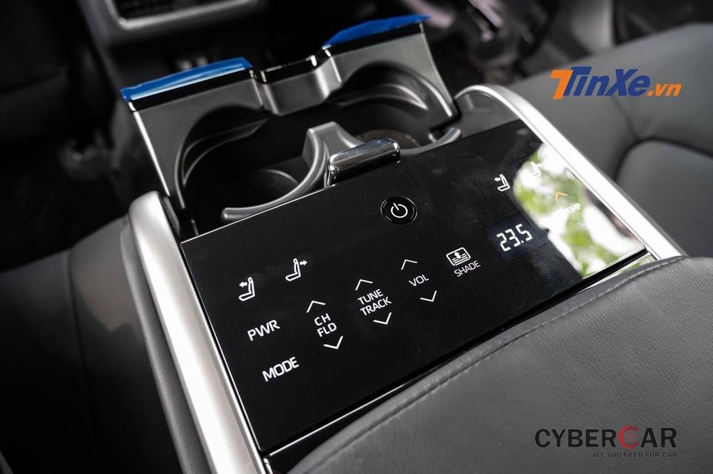 Bệ tì tay cho hàng ghế thứ 2 của Toyota Camry 2.5Q 2020 còn có bảng điều khiển điều chỉnh các chức năng tiện nghi