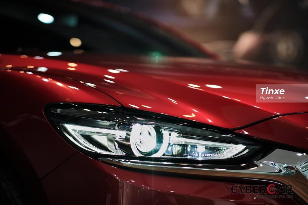 Cụm đèn chiếu sáng trước của Mazda6 2020 có nhiều tính năng hơn đối thủ
