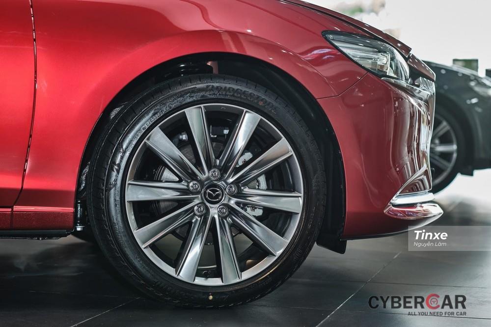 Mâm hợp kim 19 inch giúp Mazda6 2020 có khoảng sáng gầm lớn hơn Toyota Camry 2020