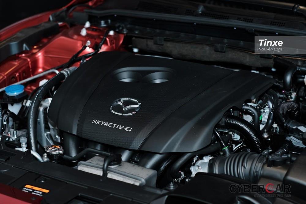 Động cơ trên phiên bản 2.5L Premium của Mazda6 2020 vẫn giữ nguyên nhưng được cải thiện công suất