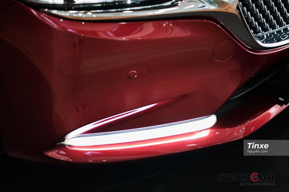 Cản trước thanh mỏng, tích hợp dải đèn LED định vị ban ngày tương tự như Mazda3 2020