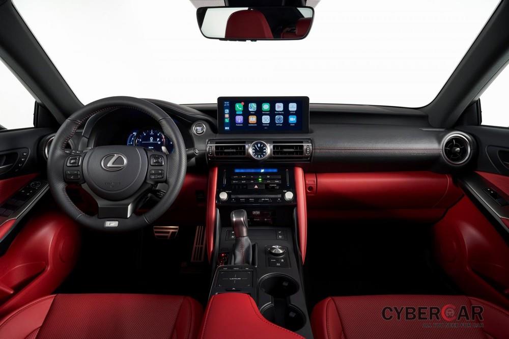 Khoang lái Lexus IS 2021