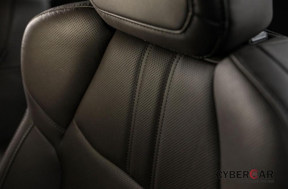 Chất liệu da mềm mại trên ghế của Mazda BT-50 2020