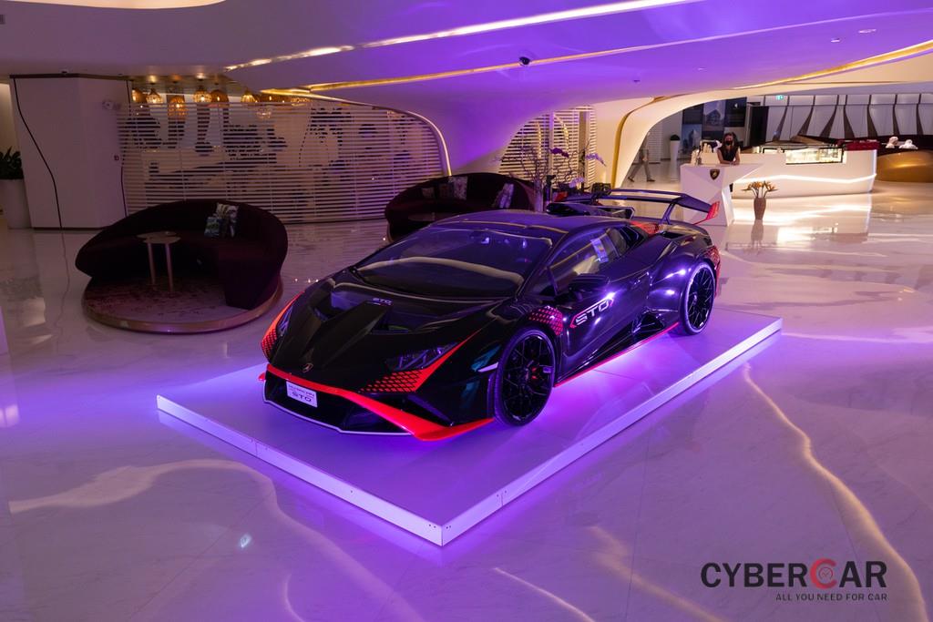 Chiêm ngưỡng showroom Lamborghini lớn nhất Thế giới, cực hoành tráng vừa được khánh thành ảnh 3