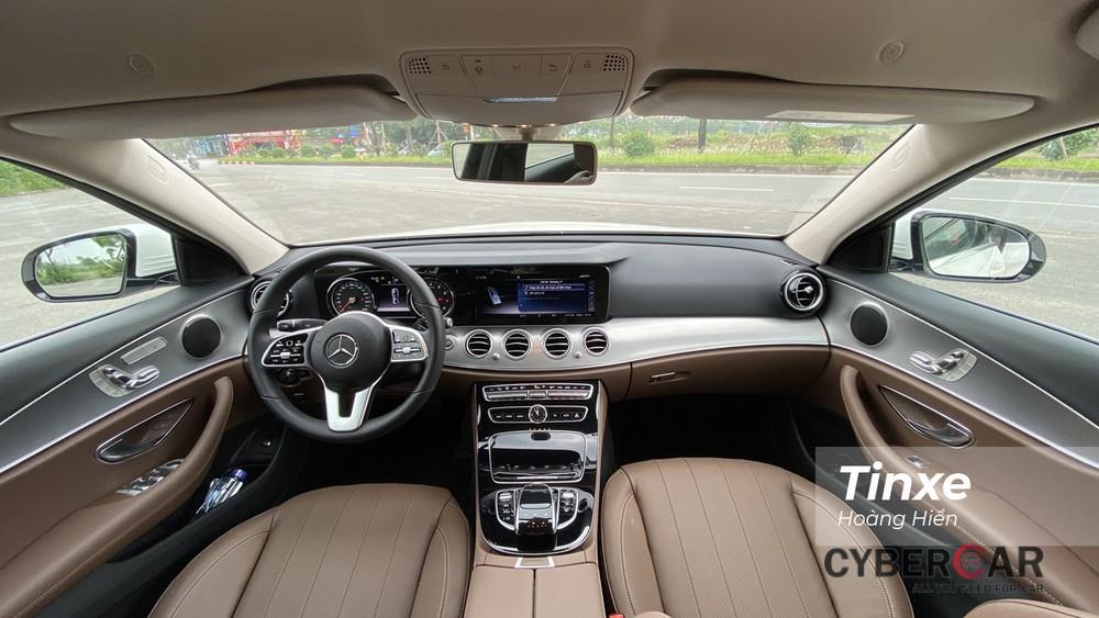 Nội thất của Mercedes-Benz E180 vẫn giữ được chất của một chiếc xe sang cỡ trung.