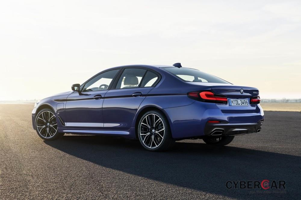BMW 5-Series 2021 có hệ thống mild hybrid 48 V giúp giảm lượng nhiên liệu tiêu thụ