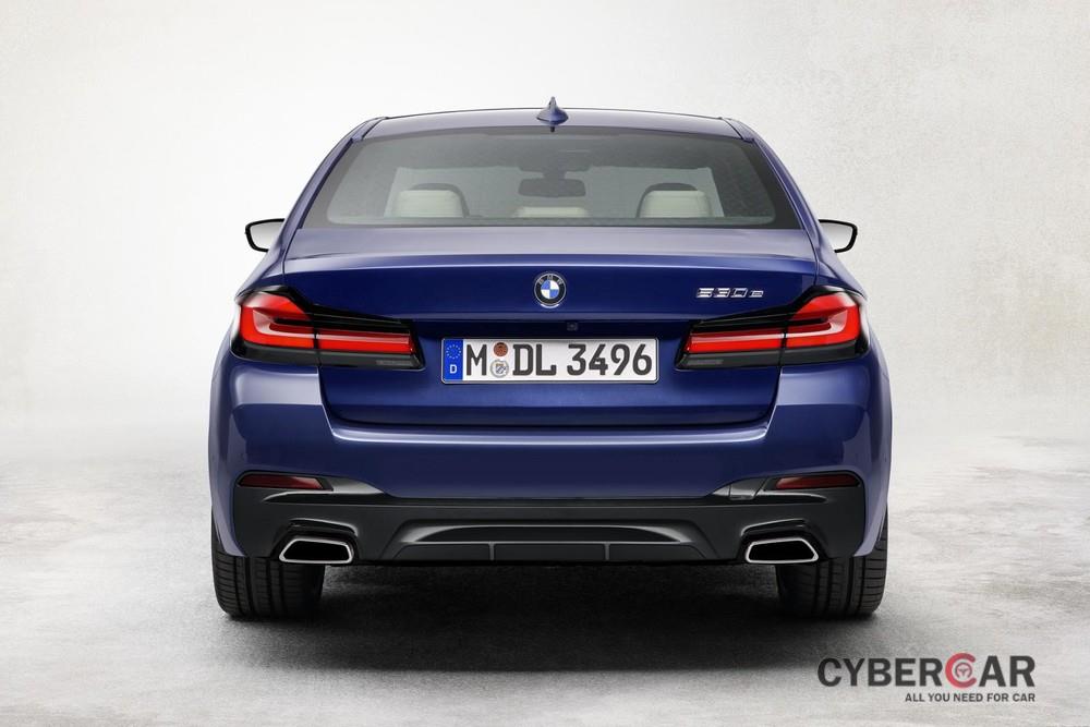 Cận cảnh thiết kế đuôi xe của BMW 5-Series 2021