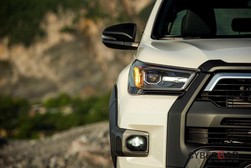 Cụm đèn chiếu sáng trước của Toyota Hilux 2020 giờ đây đã “xịn” hơn một chút so với Ford Ranger