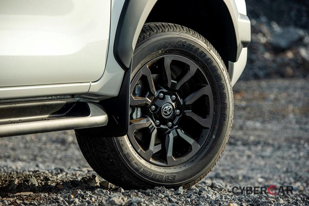 Kích cỡ lốp và vành không khác nhau nhưng Toyota Hilux 2020 lại có khoảng sáng gầm lớn hơn đối thủ Ford Ranger