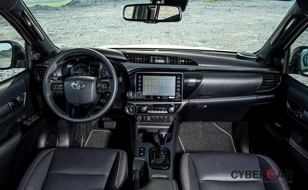Thiết kế nội thất của Toyota Hilux 2020 không có gì thay đổi nhưng đem lại cảm giác hiện đại hơn trước đây nhờ màn hình giải trí mới có kích thước lớn hơn