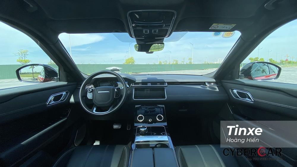 Nội thất bên trong Range Rover Velar là một kết hợp giữa tinh tế, lịch sự và thể thao với nội thất bọc da, cửa sổ trời toàn cảnh Panorama, màn hình trung tâm Touch Pro Dou,...