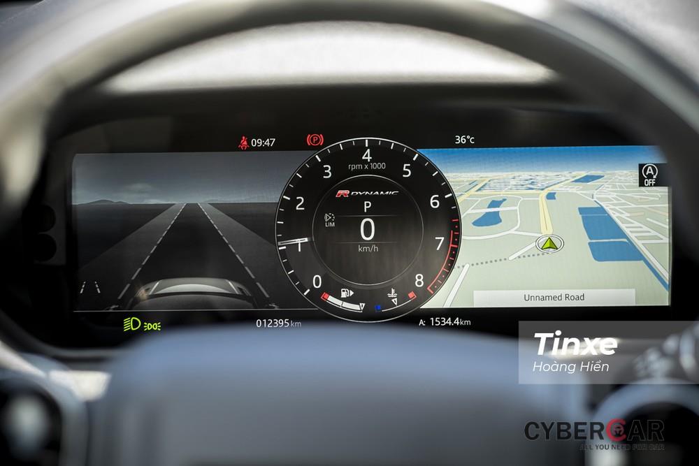 Phía sau vô-lăng là một màn hình điện tử cho phép hiển thị đa thông tin giúp người lái thuận tiện hơn khi vận hành xe.