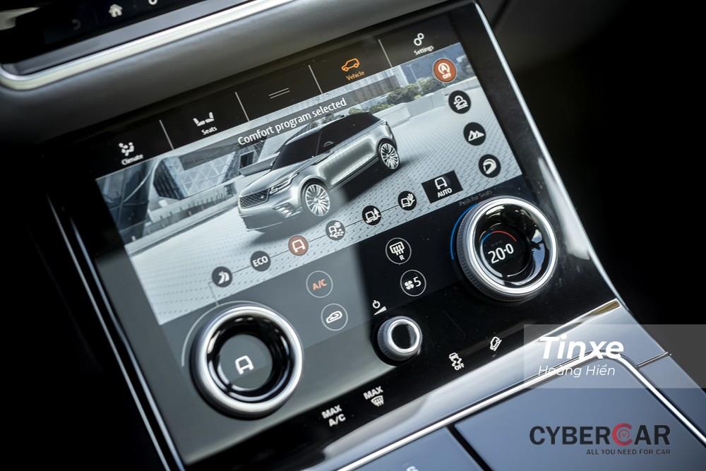 Ngay bên dưới là một màn hình cảm ứng nữa có khả năng thay đổi giao diện tuỳ theo các chế độ do người lái chọn bao gồm giao diện quản lý hệ thống điều hoà trong xe, giao diện quản lý các chế độ lái, giao diện giải trí,...
