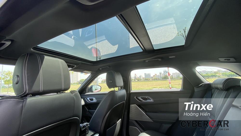 Cửa sổ trời toàn cảnh Panorama là một tuỳ chọn thêm có giá hơn 106 triệu đồng của Range Rover Velar.