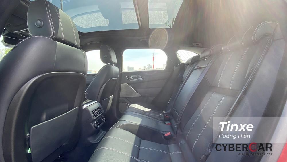 Hàng ghế thứ 2 của Range Rover Velar không quá rộng rãi nhưng tạo cảm giác ngồi thoải mái nhờ vào da êm ái, độ ngả lưng linh hoạt.