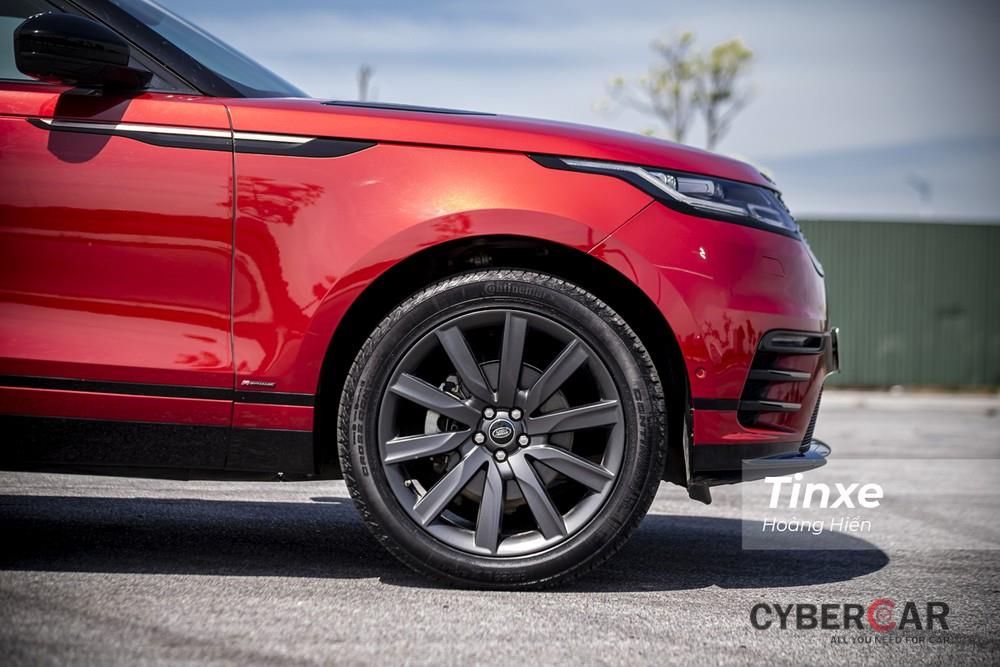 Trên chiếc Range Rover Velar R-Dynamic SE trong bài viết có thể thấy chủ nhân đã trang bị thêm bộ vành hợp kim 10 chấu kích thước tới 21 inch để mang lại sự bề thế cho chiếc xe.