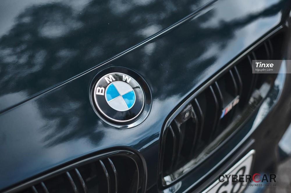 Logo BMW trên đầu xe còn sáng bóng như mới