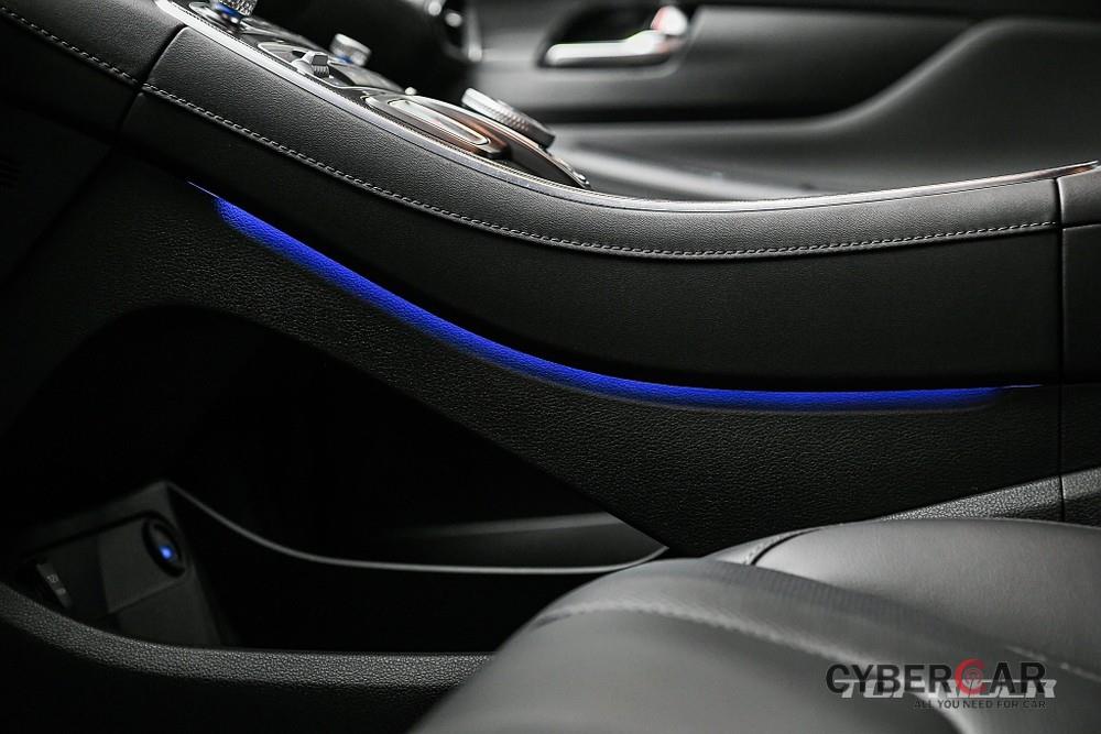 Hyundai Santa Fe 2021 bản cao cấp nhất có hệ thống đèn viền 64 màu