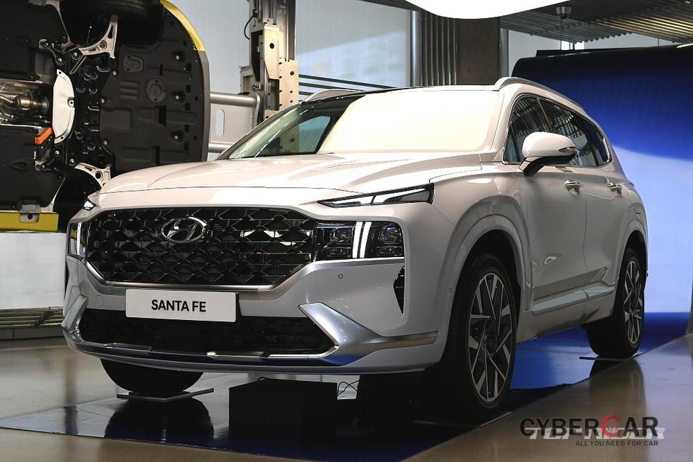 Cận cảnh thiết kế đầu xe mới và táo bạo hơn của Hyundai Santa Fe 2021
