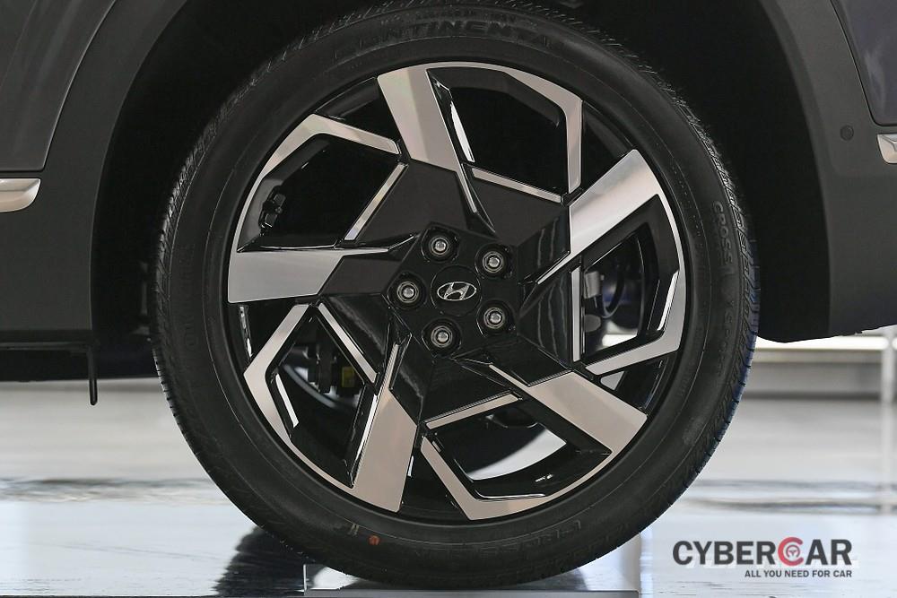 Thiết kế vành mới với 5 chấu sơn 2 tông màu của Hyundai Santa Fe 2021