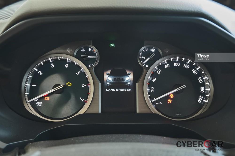 Bảng đồng hồ Optiron dạng analog kết hợp một màn hình TFT nhỏ với logo Land Cruier hiện lên mỗi khi xoay chìa khóa bật điện trông khá cao cấp