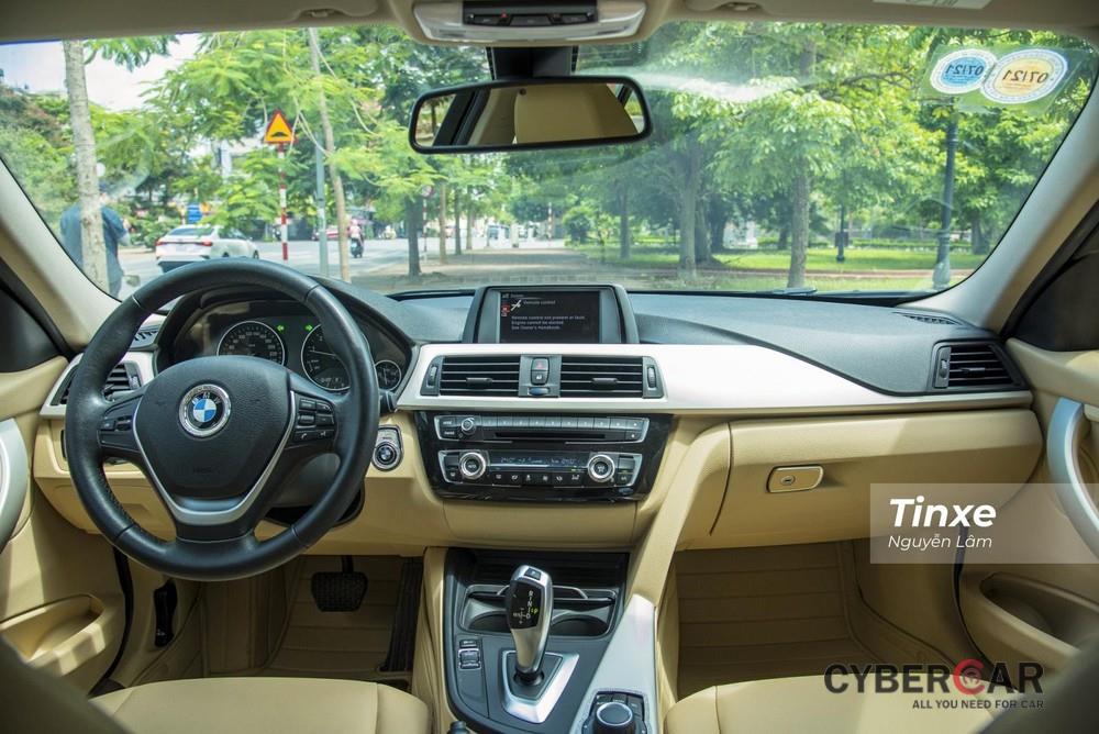 Tổng thể nội thất của BMW 320i 2016
