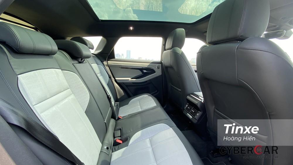 Hàng ghế thứ 2 trên Range Rover Evoque 2020 mang cảm giác ngồi khá thoải mái cùng với sự thoáng đãng đến từ cửa sổ trời toàn cảnh.