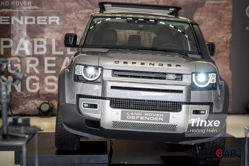 Thiết kế đầu xe của Land Rover Defender 2020